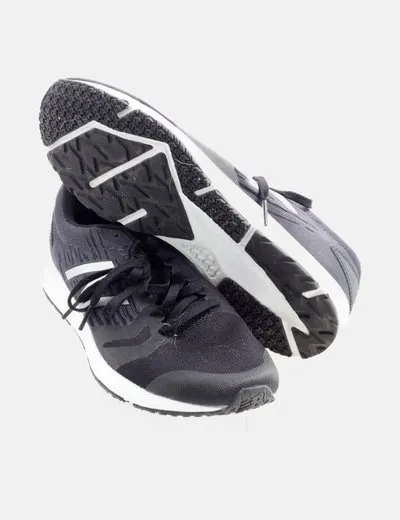 New Balance Deportiva negra combinada